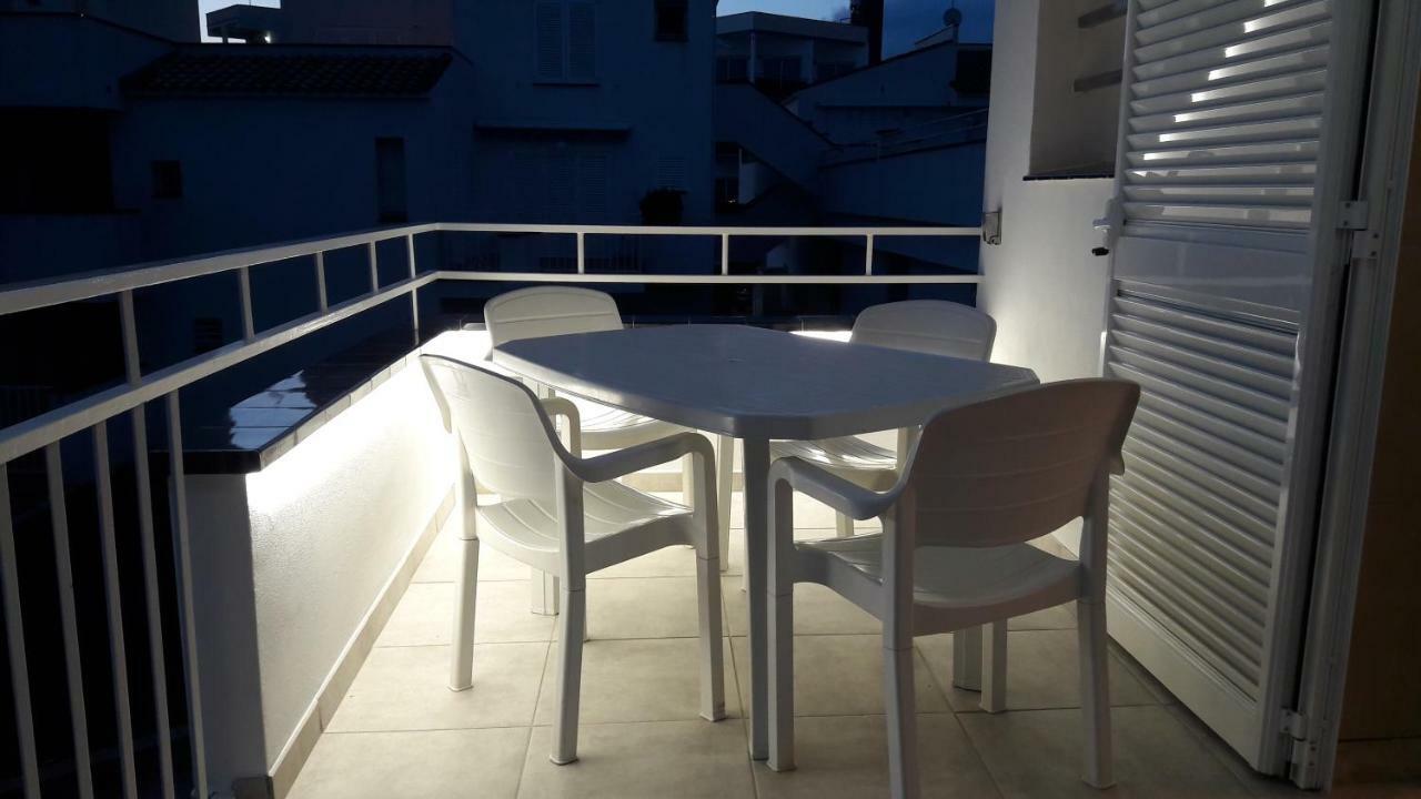 Residencia Platja De Roses Lägenhet Exteriör bild
